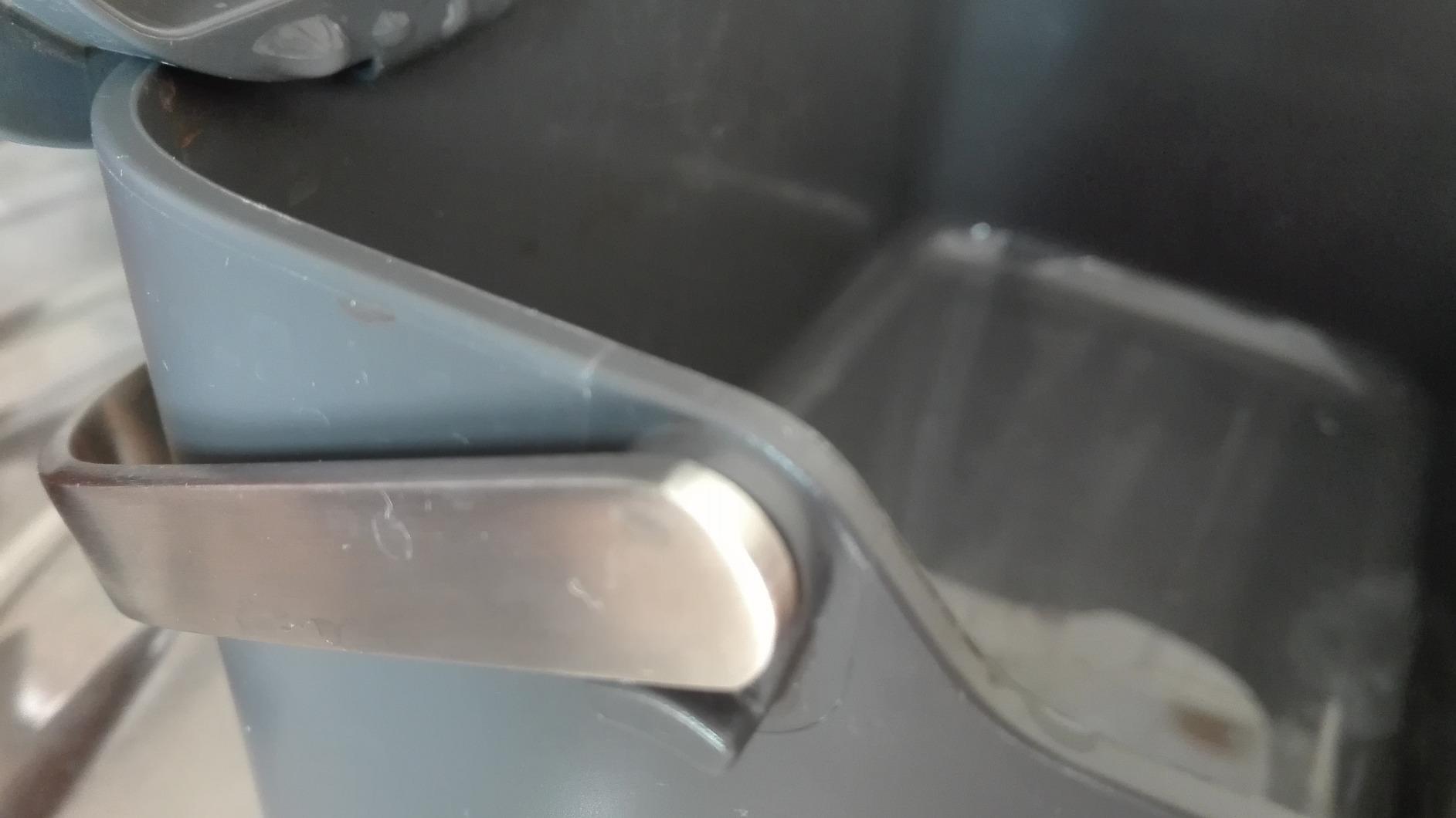 Love the stay-open lid