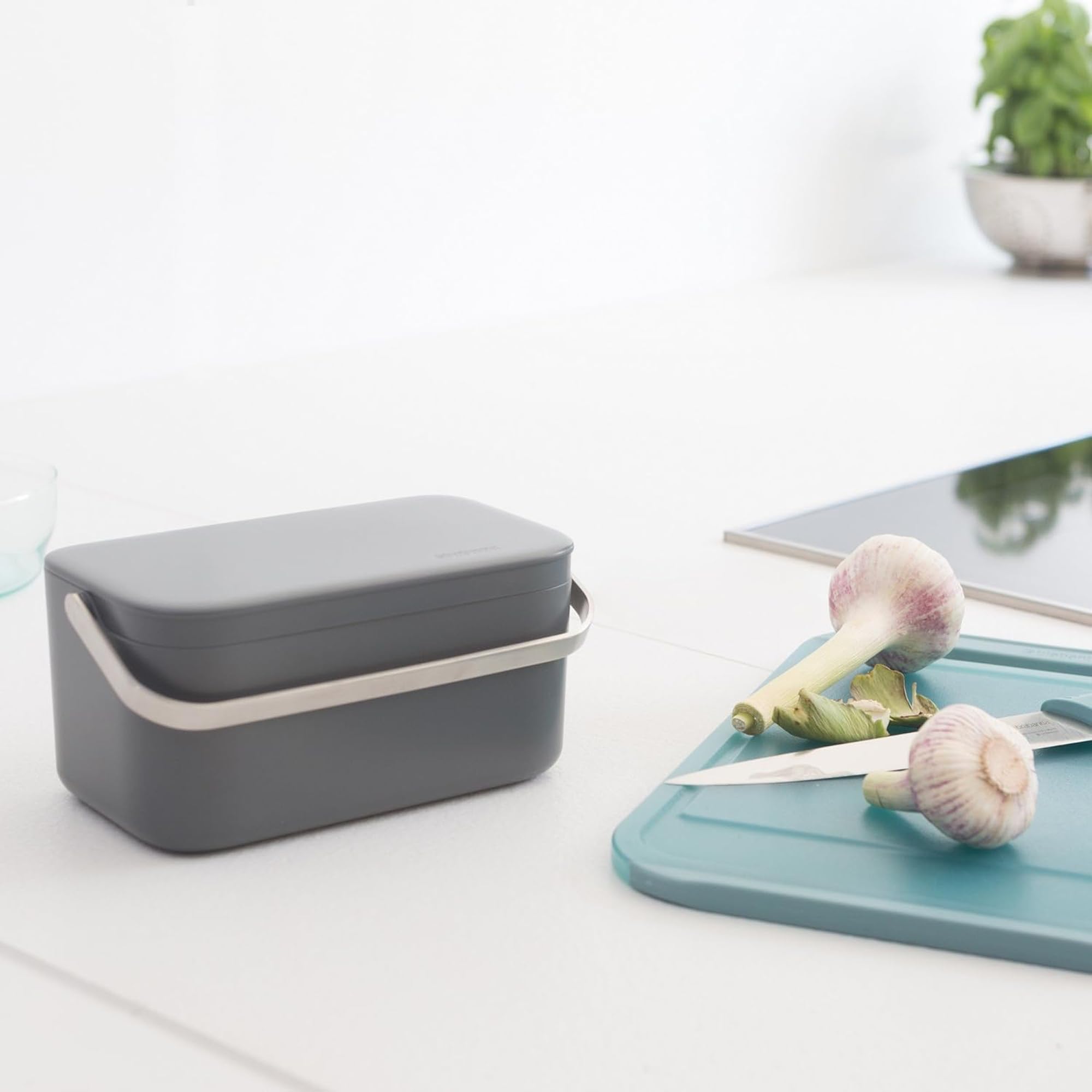 brabantia-food-waste-caddy-0-48-gal-dark-gray-kitchen-compost-bin-with-stay-open image 5