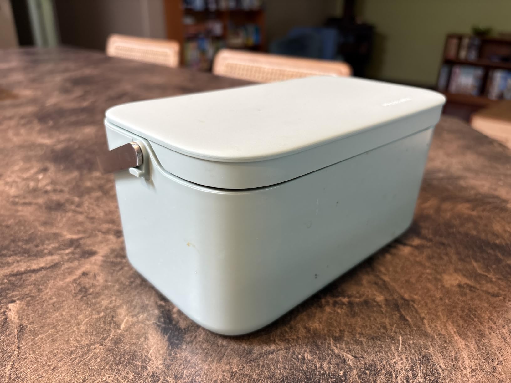 Works, but lid loses hinge