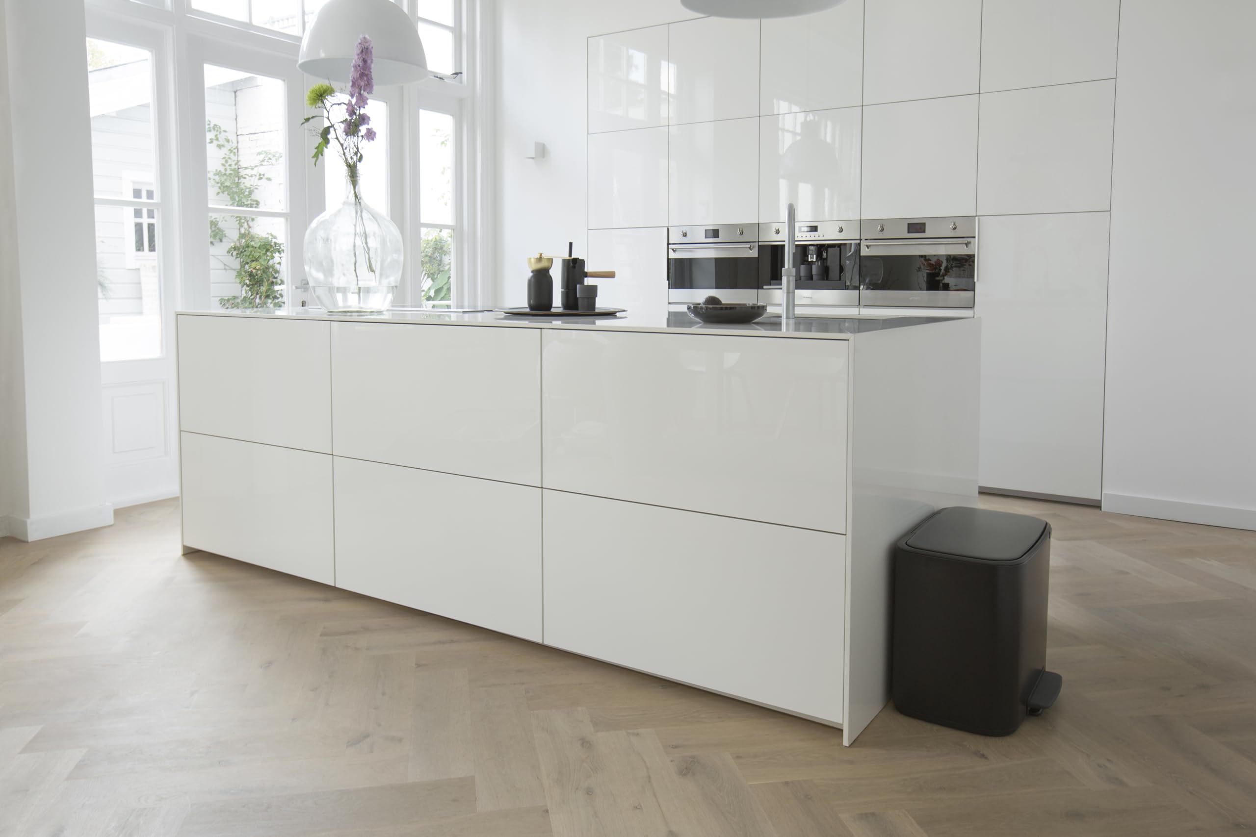brabantia-bo-step-on-kitchen-trash-can-with-single-compartment-matt-black-9-5-ga image 7