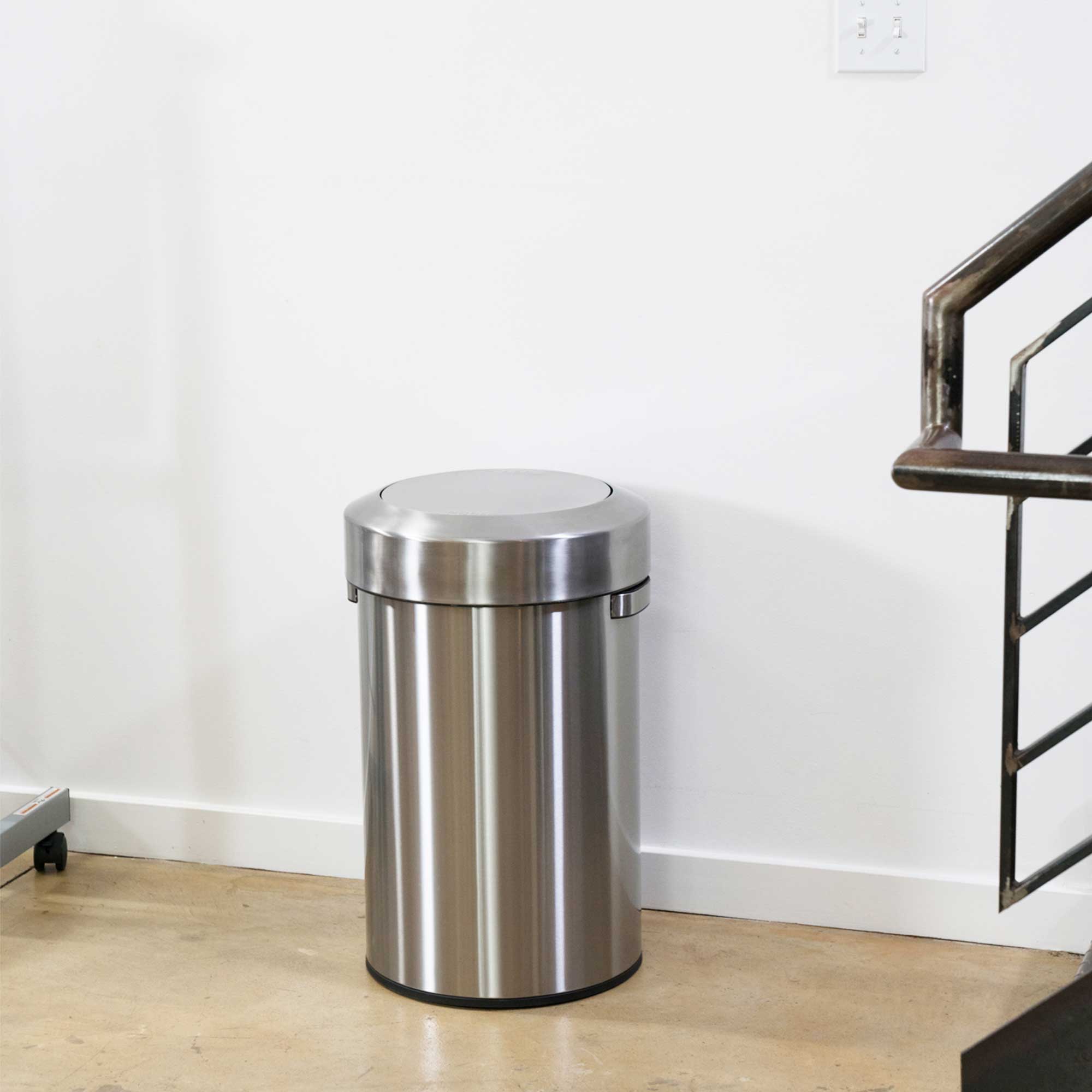 itouchless-17-gallon-64l-titan-stainless-steel-swing-open-top-kitchen-trash-can image 5